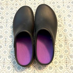 Dansko Kane Waterproof Lightweight EVA mules size 39. Like new condition.